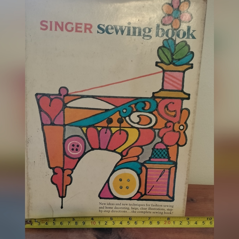 Vintage‎ SINGER CO Sewing Book 1969 Golden Press New York Preowned